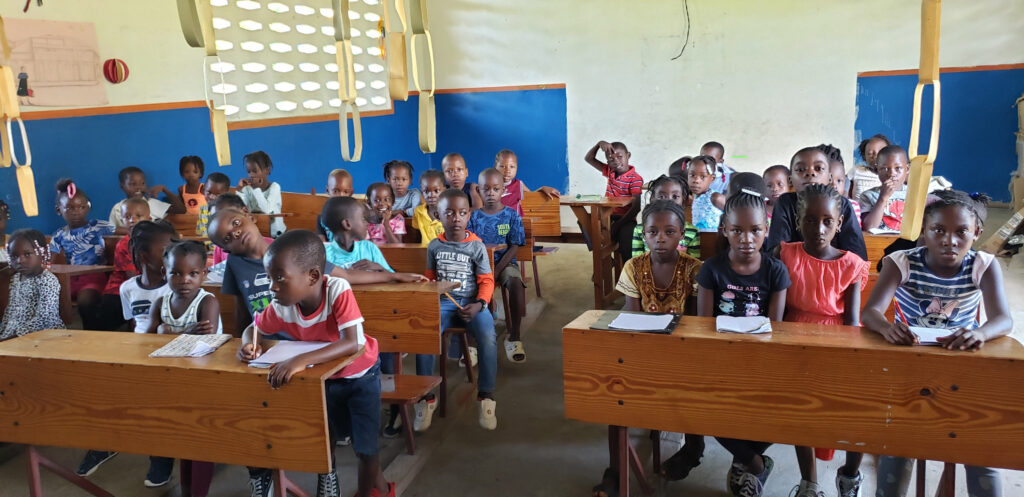 Die Kinder in der Schule Arc-en-Ciel in Haiti lernen unter sehr schwierigen Umständen.
