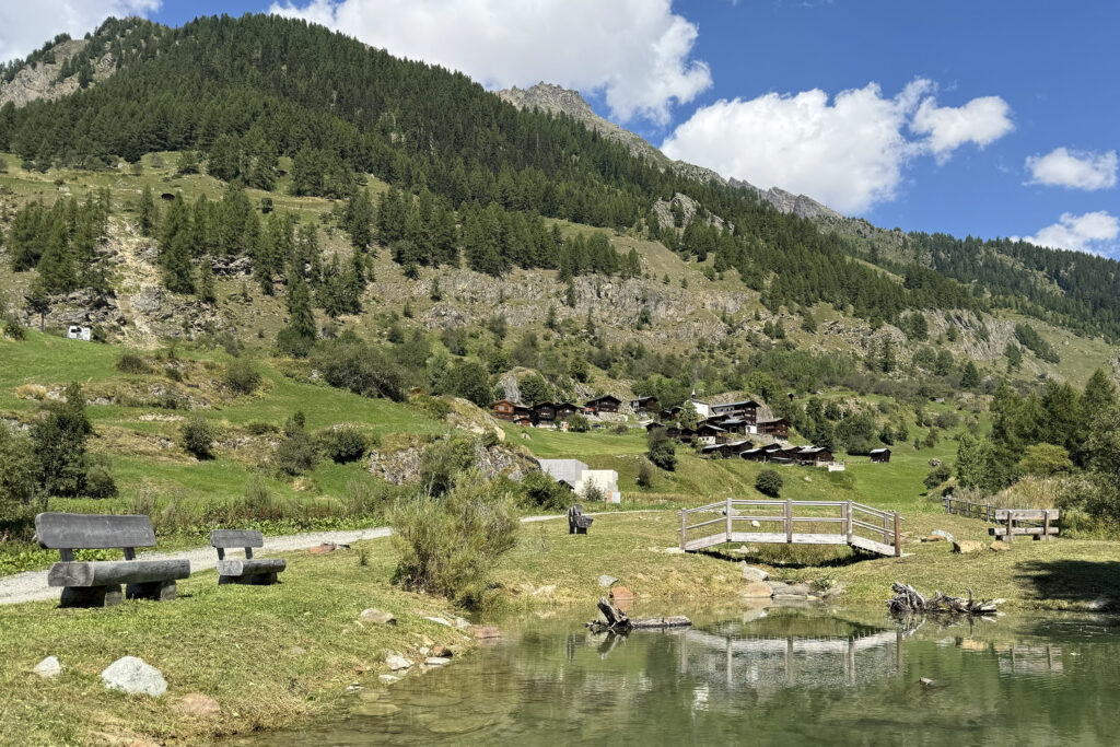 Natürlich entspannen: Inmitten der Berglandschaft bieten Bänke und eine kleine Brücke Erholung.