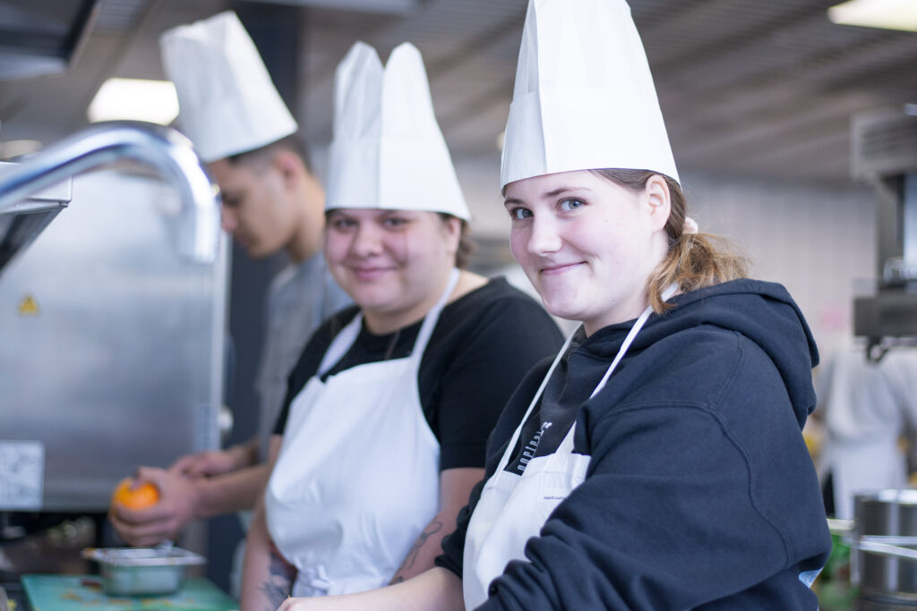 Die Lernenden stellen fest: Echte Küchenluft schnuppern, so erleben die Jugendlichen den Berufsalltag hautnah.