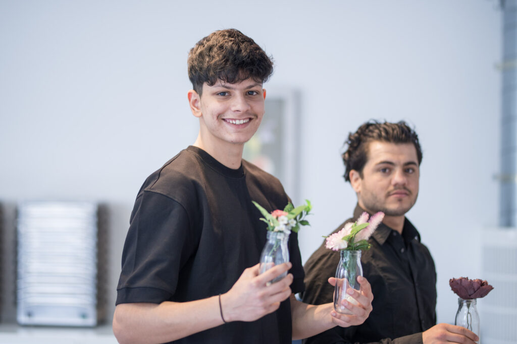 Farben, Formen, Wirkung: Die Jugendlichen lernen, wie kleine Details den Gesamteindruck beeinflussen.