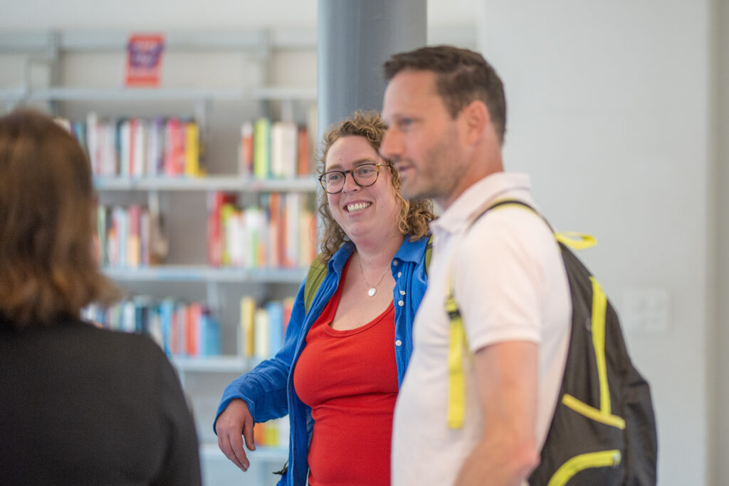 Das Bild zeigt Sanne und Marcel beim Abschluss des Rundgangs in der Mediothek.