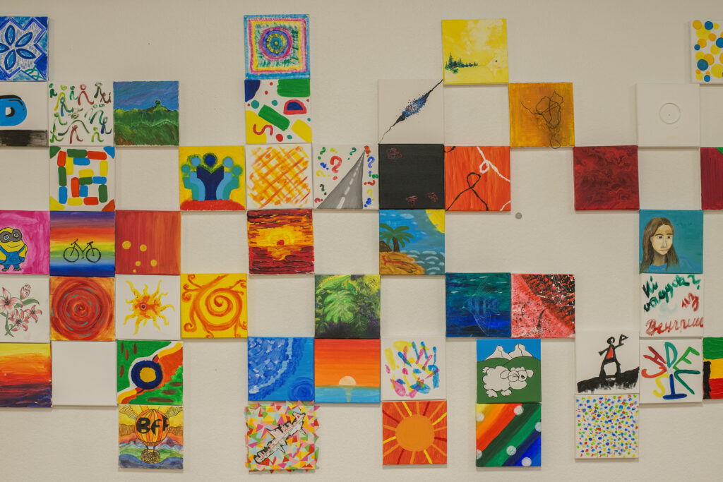 Das Foto zeigt einen Ausschnitt in der Aula der BFF von der Bilderwand, galt von den Mitarbeitenden.