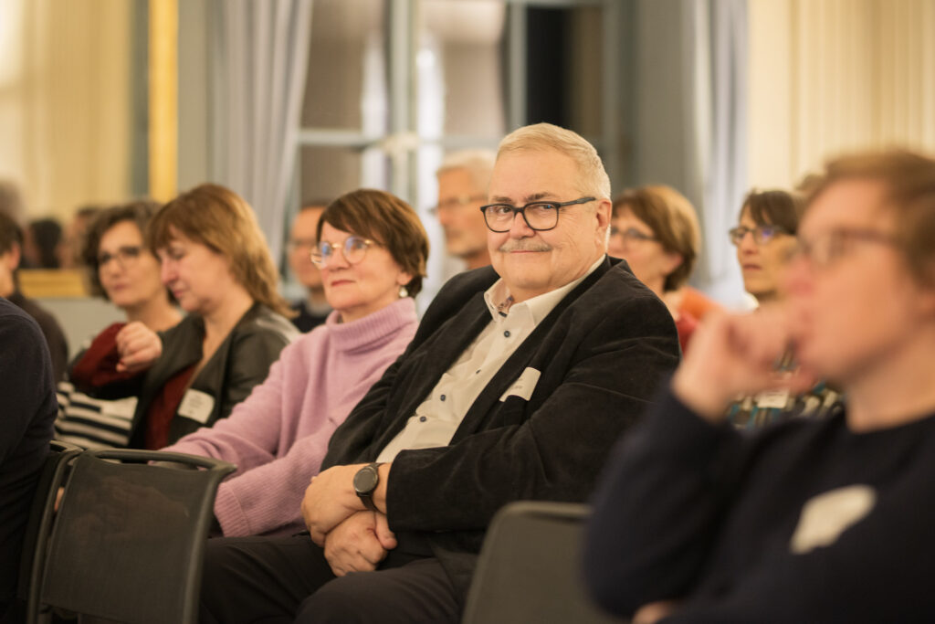 Das Bild zeigt Heinz Salzmann an der Pestalozzifeier im Erlacherhof.