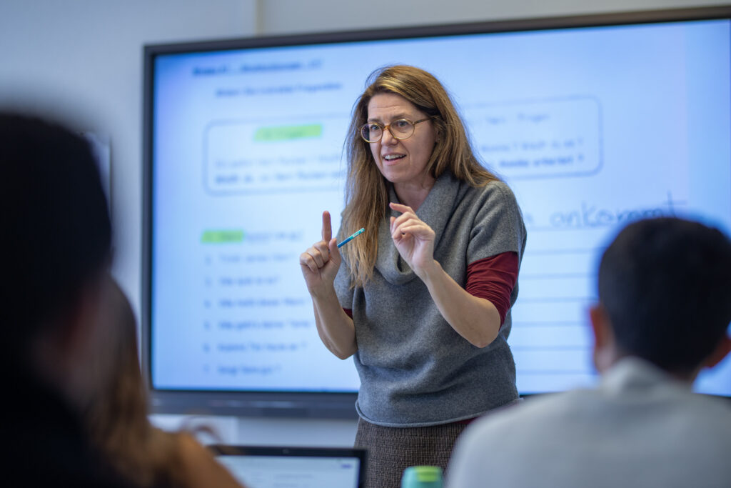 Das Bild zeigt Mirela Pop Galster während dem Unterricht an der BFF Kompetenz Bildung Bern.