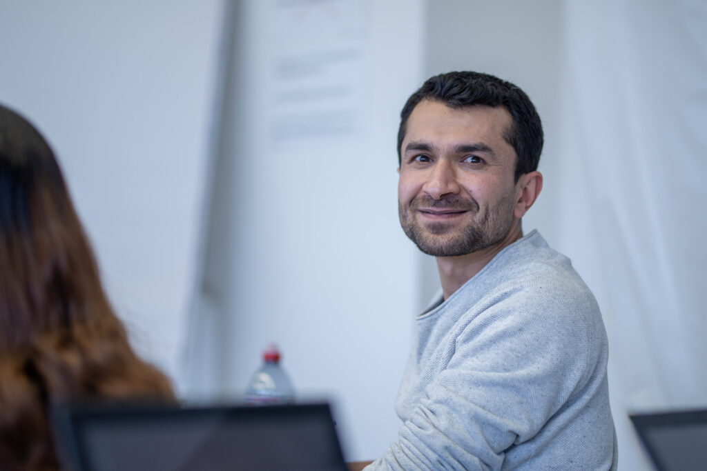 Das Bild Ahmad Sahabi während dem Unterricht in der Intensiven Sprachförderung.