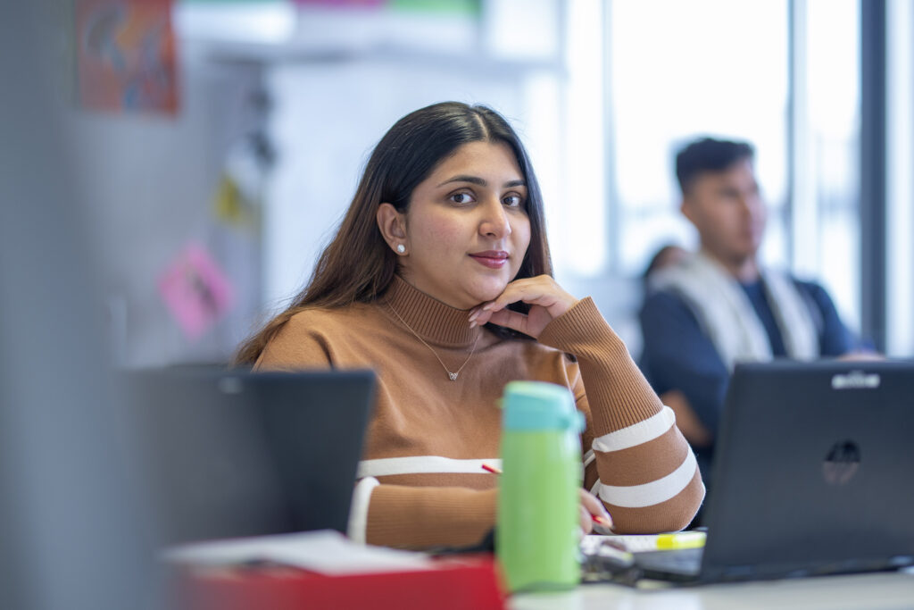 Das Bild Ekta Sandhu während dem Unterricht in der Intensiven Sprachförderung.