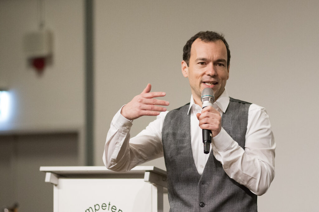 Das Bild zeigt Vizedirektor Christoph Urech, der mit würdigenden Worten spricht, anlässlich der Abschiedsfeier von Heinz Salzmann.