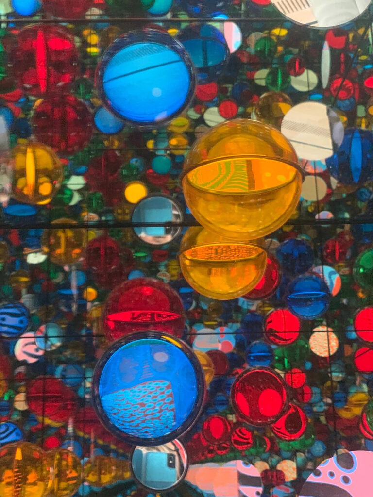 Das Bild zeigt das Kunstwerk von Yayoi Kusama «The Universe as Seen from the Stairway to Heaven» aus dem Jahr 2021.