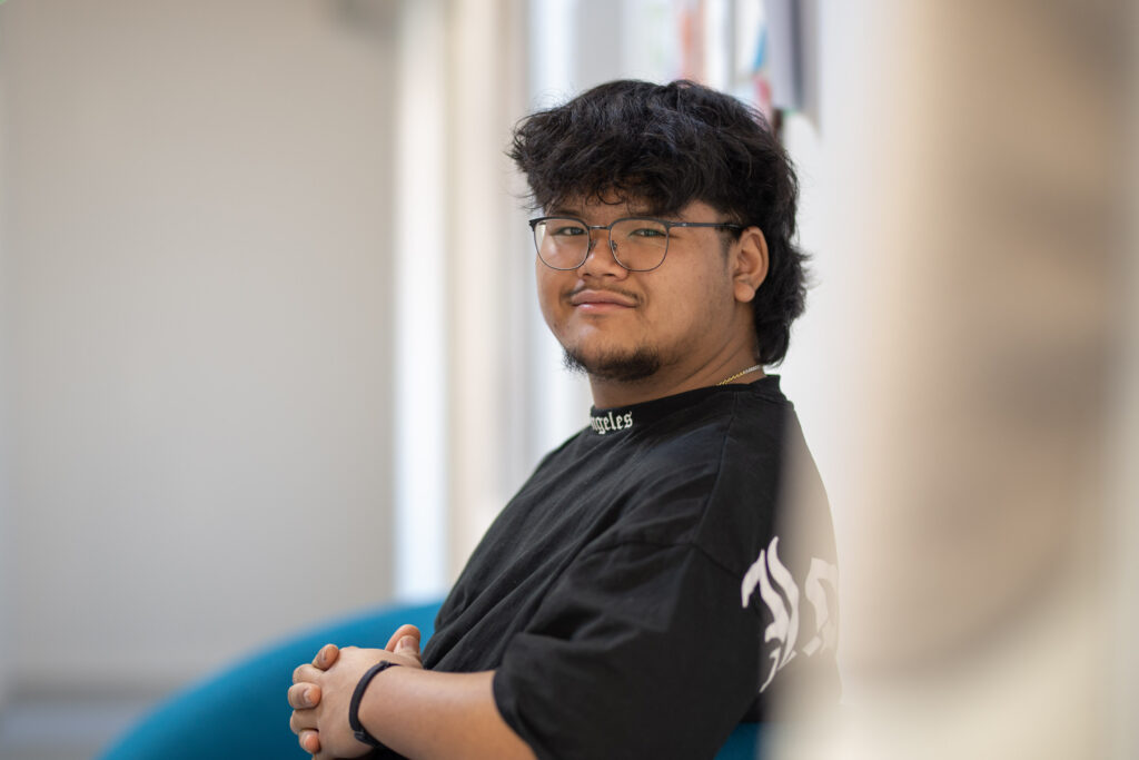 Das Bild zeigt Angelo Perren im Gespräch mit der Schulsozialarbeiterin.