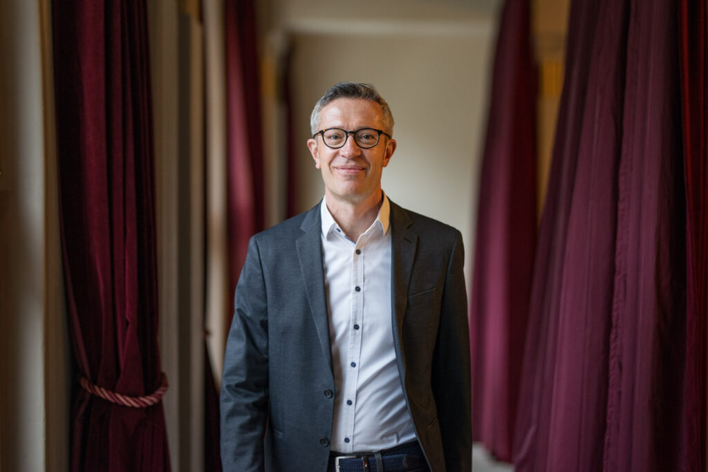 Das Bild zeigt Thomas Althaus im National auf dem Weg zum ersten Gesamtschulanlass.