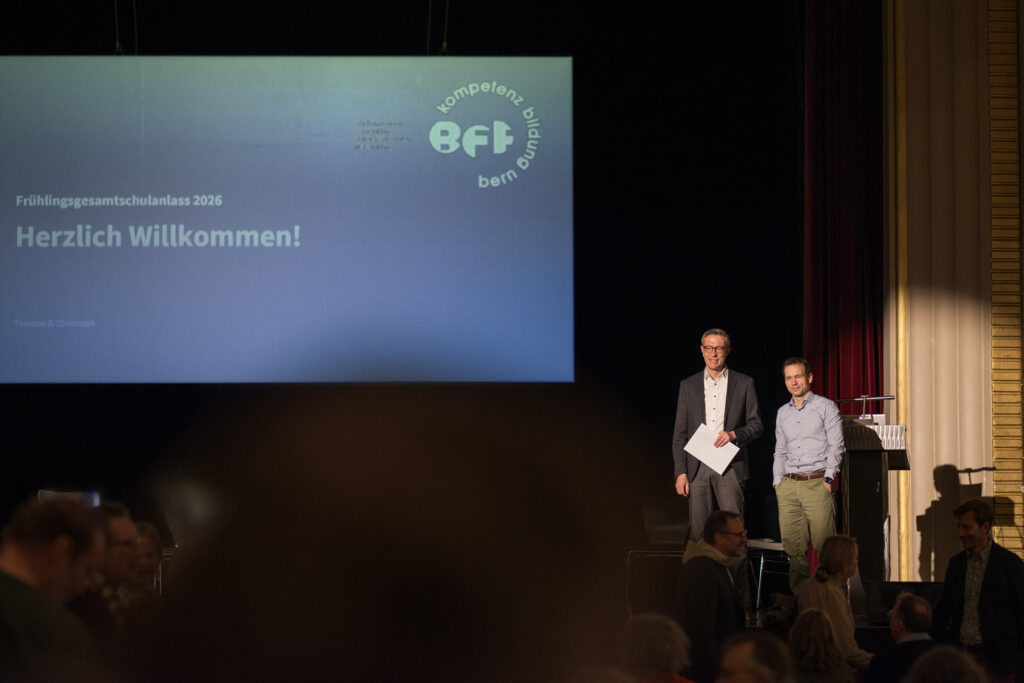 Das Bild zeigt Thomas Althaus und Christoph Urech auf der Bühne im National