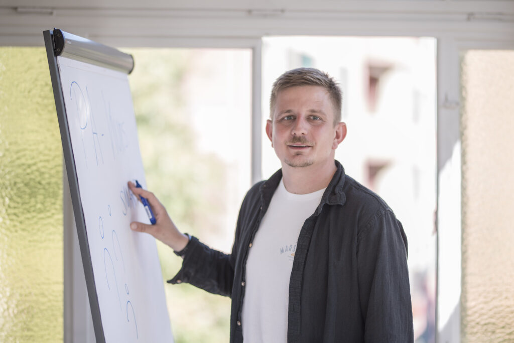 Das Bild zeigt Lorenz Hostettler, er begleitet heute Praktikantinnen und Praktikanten auf dem Sozialdienst.