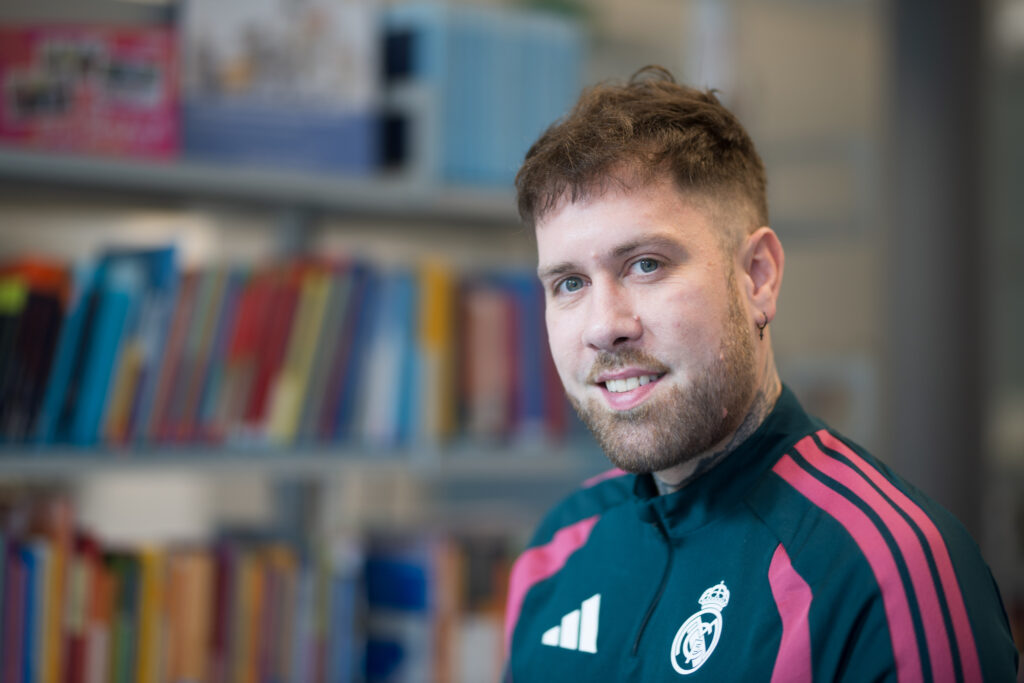 Das Bild zeigt eine Nahaufnahme von Martin Fontanellaz in der Mediothek der BFF Bern.